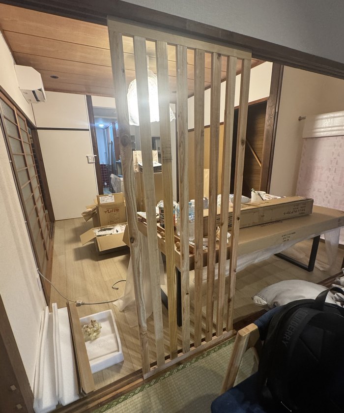 部屋に立てかけた木の格子の間仕切り